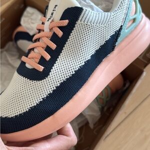 Kizik Kids Sneakers in Pink and Blue